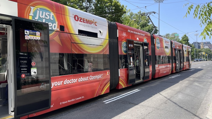 Un tramway de la CTT avec une publicité d'Ozempic.