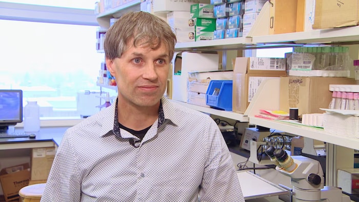 portrait du chercheur dans son laboratoire.