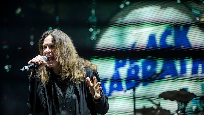 Ozzy Osbourne kumakanta.