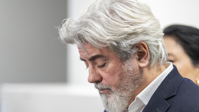 Pablo Rodriguez, de profil, regarde vers le bas.