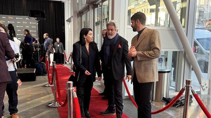 Pablo Rodriguez discute avec d'autres personnes sur le tapis rouge du gala.