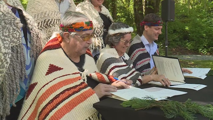 Pahalicktun, chef de la Première Nation Lyackson, à gauche, Cindy Daniels, cheffe des tribus Cowichan, au centre, et le premier ministre David Eby.
