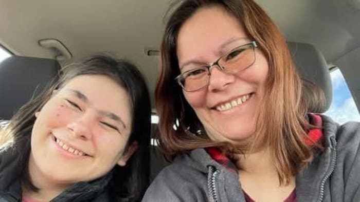 Une femme et une adolescente, assises dans un véhicule.