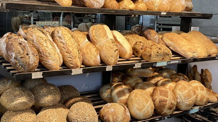 Panes en una panadería.