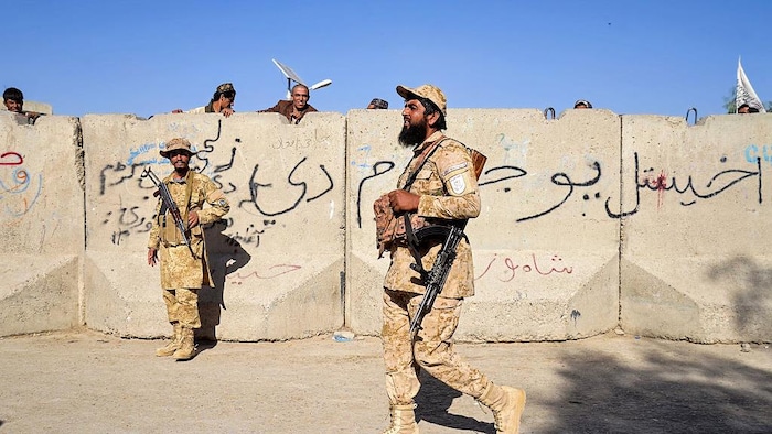 Des soldats armée montent la garde.