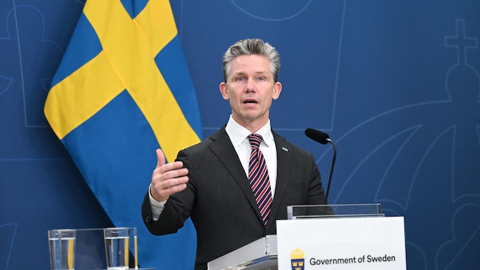 Le ministre prend la parole lors d'une conférence de presse à Stockholm.