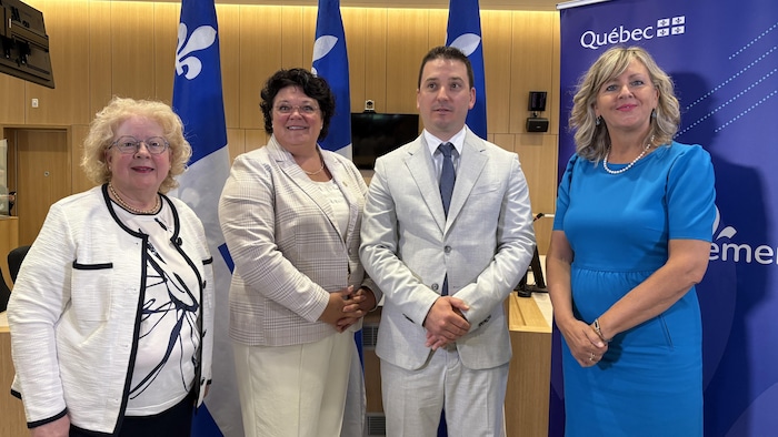 Céline Claveau, Nancy Guillemette, Simon Jolin-Barette et Andrée Laforest font la pose.