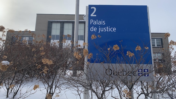 L'affiche du palais de justice de Rouyn-Noranda. 