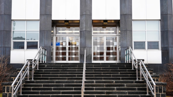 L'entrée principale du palais de justice de Rouyn-Noranda et 12 marches à monter pour ouvrir l'une des portes.