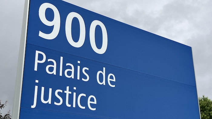L'affiche du palais de justice de Val-d'Or.