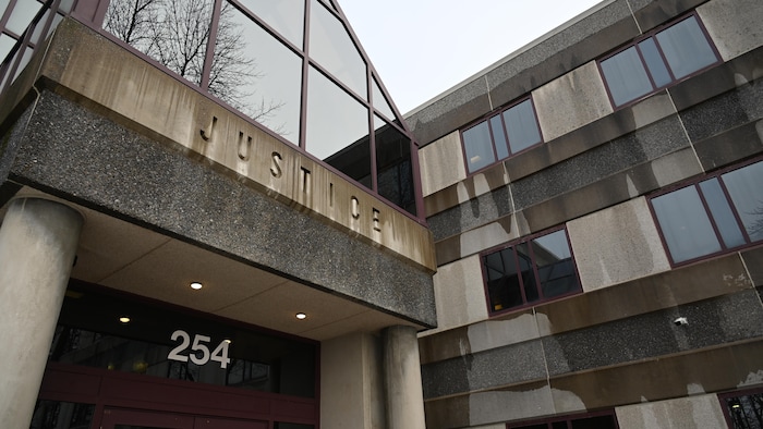 L'entrée du palais de justice de Bathurst.