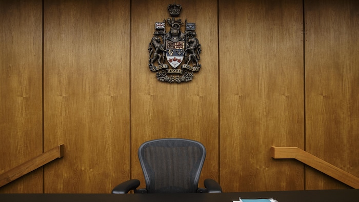 Le siège du juge dans une salle d'audience du palais de justice d'Edmonton.
