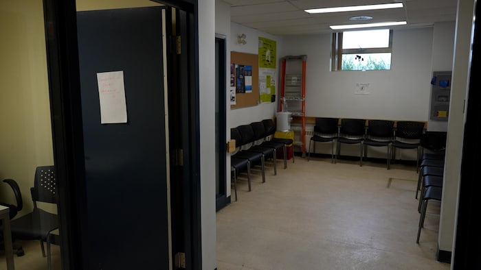 Une petite salle d'attente. 