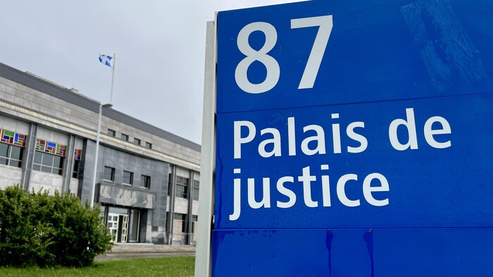 Le panneau annonçant le palais de justice de New Carlisle.