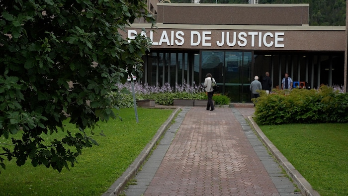 La devanture du palais de justice de Percé