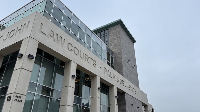 Extérieur du palais de justice.
