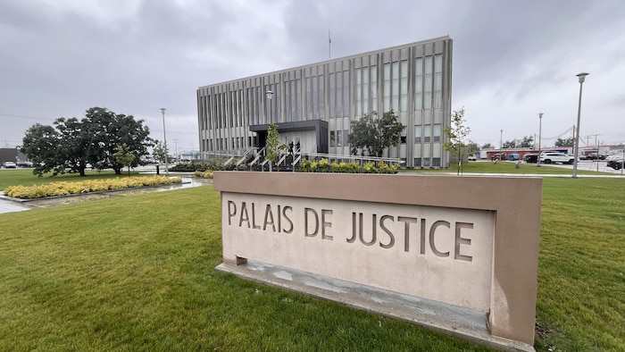 Le palais de justice de Sept-Îles, un jour de pluie. 