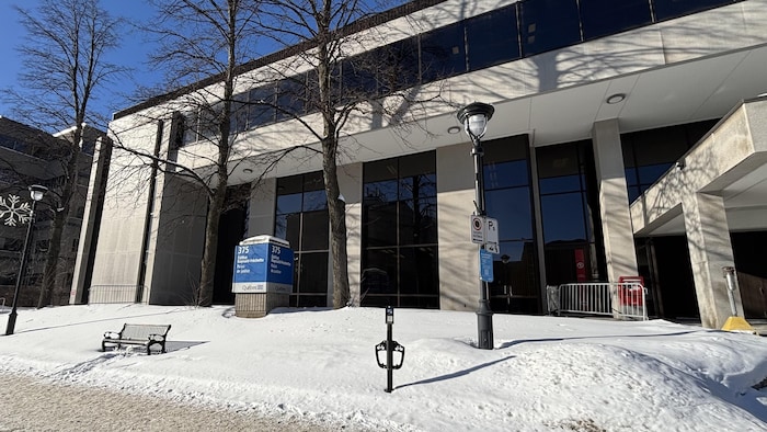 Le palais de justice de Sherbrooke en hiver.