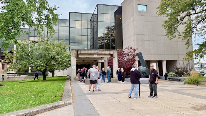 Des citoyens devant le palais de justice de St. Catharines en Ontario le 16 octobre 2026.
