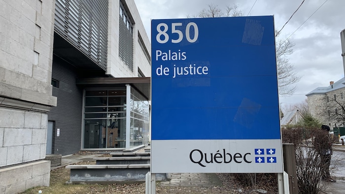 La pancarte du palais de justice.