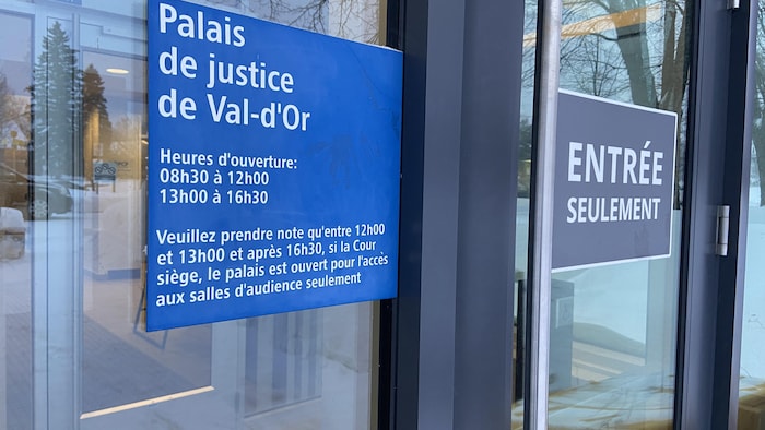 Plaques indiquant l'entrée du palais de justice de Val-d'Or. 
