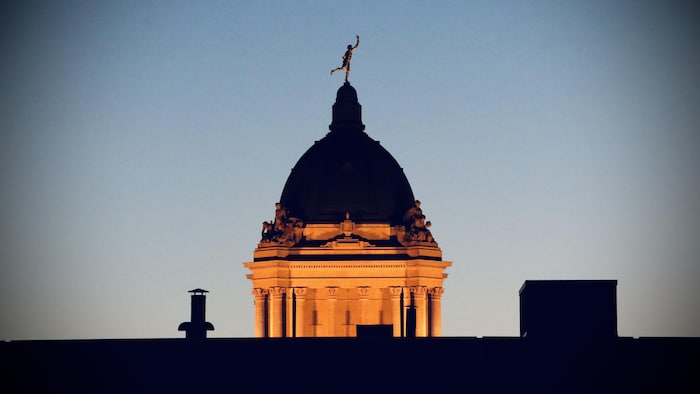 Le haut du Palais législatif du Manitoba, de nuit, le 30 septembre 2023.