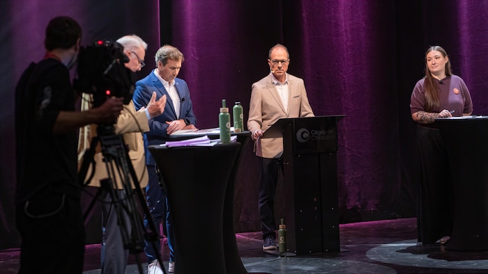 Le candidat libéral Serge Bergeron, l'animateur Jean-François Coulombe et la candidate solidaire Jeanne Palardy.