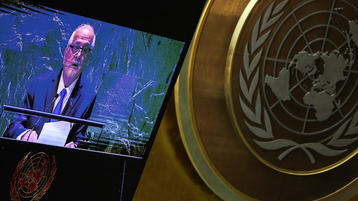 L'image de l'ambassadeur palestinien diffusée sur un écran dans la salle de l'Assemblée générale de l'ONU.