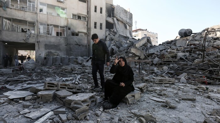 Una palestina en medio de las ruinas de Gaza.