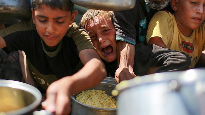 Des enfants pleurent et demandent de la nourriture.