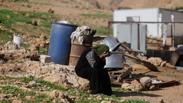 Une Palestinienne assise.