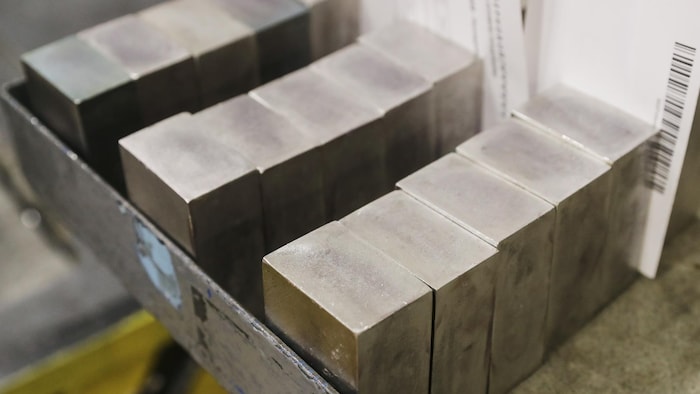 Des blocs d'un métal précieux dans une caisse.