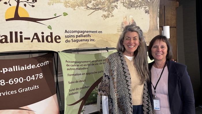 Deux femmes sourient à la caméra