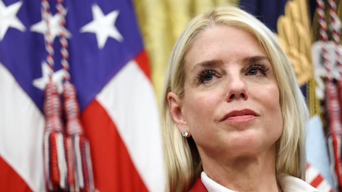 Pam Bondi à la Maison-Blanche, devant un drapeau américain.