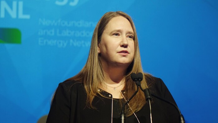 Pam Keenan livre un discours.