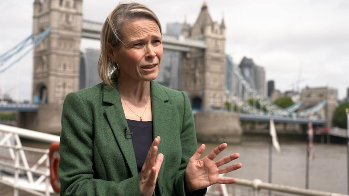 Pamela Qualter devant le Tower Bridge de Londres.