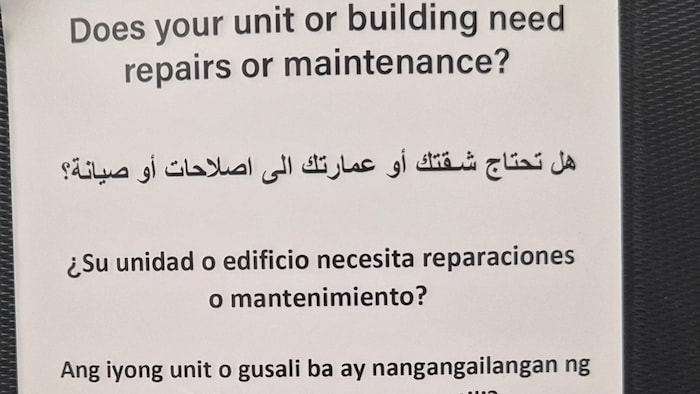 Un avis sur lequel il est écrit « Est-ce que votre logement ou bâtiment a besoin de réparations ou d'entretien? » en anglais, en arabe, en espagnol, en tagalog, en hindi et en mandarin.