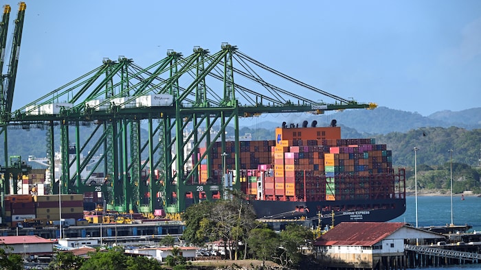 Un porte-conteneurs.