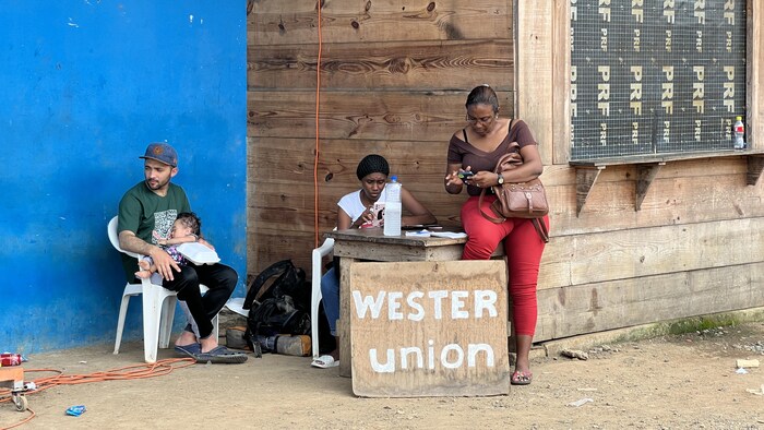 Un bureau improvisé de Western Union. 