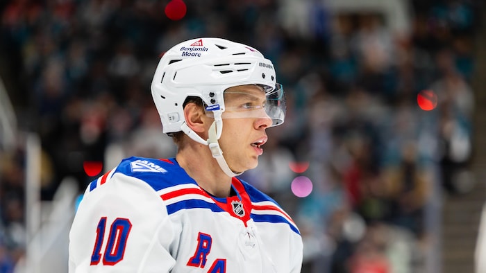 Un hockeyeur participe à un match.