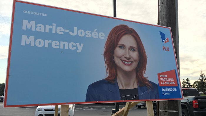 Une pancarte représentant Marie-Josée Morency.