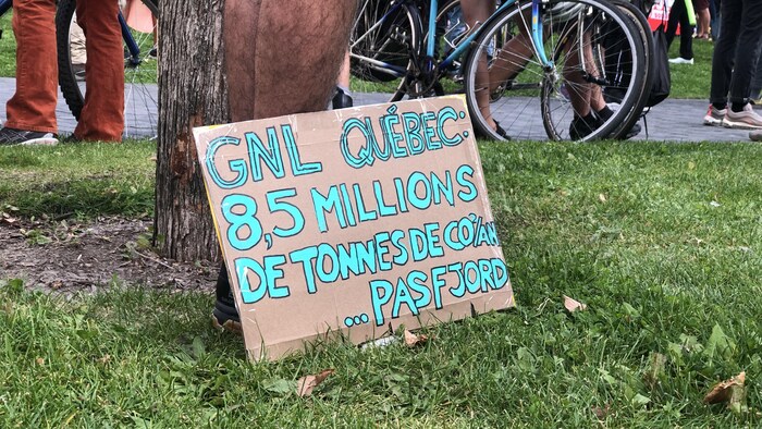 Une pancarte sur laquelle on peut lire « GNL Québec : 8,5 millions de tonnes de CO2 par année... pas fjord. »