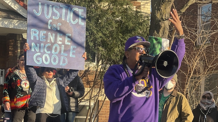Des manifestants, dont une personne qui tient une pancarte demandant «Justice pour Renee Nicole Good» et une autre qui parle dans un porte-voix.