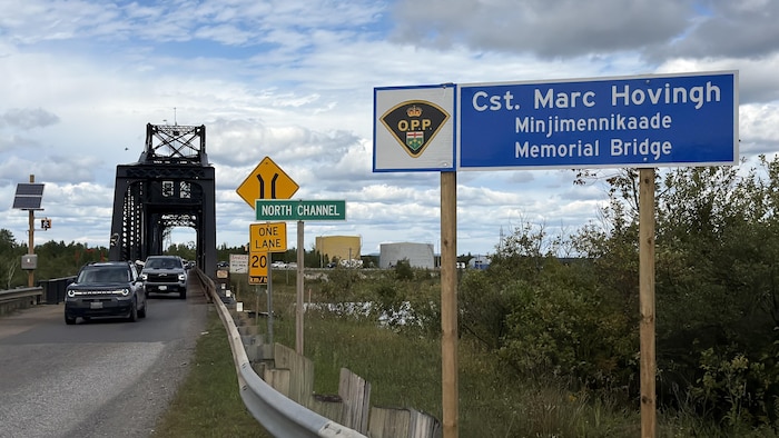 Un panneau installé sur le pont Manitoulin en commémoration de l’agent provincial Marc Hovingh.