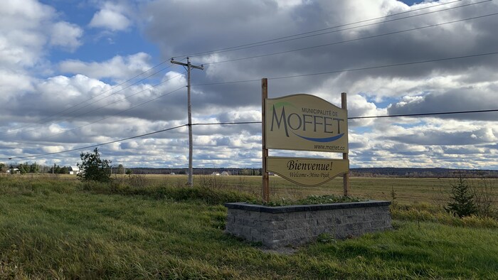 La pancarte souhaitant la bienvenue à l'entrée de la municipalité de Moffet au bord de la route.
