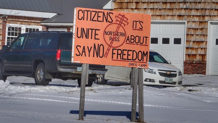 Au New Hampshire, une pancarte affichant un slogan d'opposition au projet hydroélectrique Northern Pass, où on peut lire «citoyens, unissez-vous, dites non à Northern Pass, c'est une question de liberté».