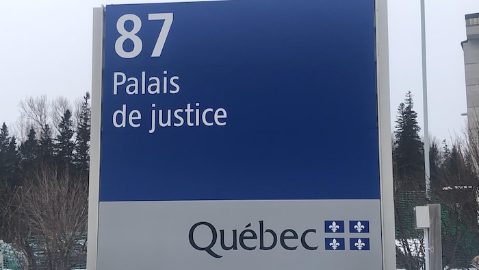 L'affiche indiquant le palais de justice de New Carlisle