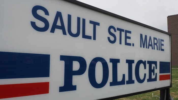 Enseigne de la police de Sault-Sainte-Marie en Ontario.
