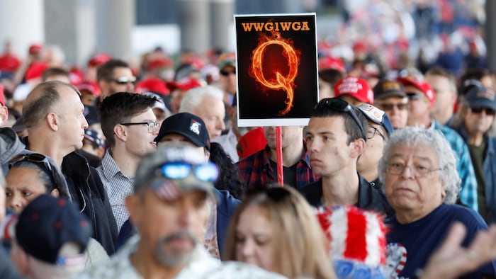 Un partisan de QAnon lors d'un rassemblement en soutien au président Trump, à Las Vegas, le 21 février 2020.