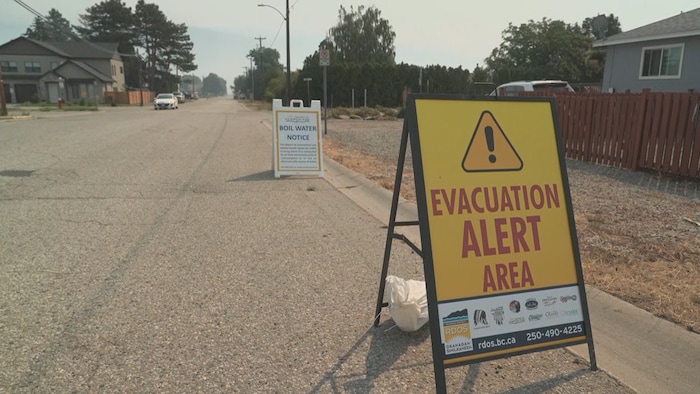 Un panneau d'alerte d'évacuation.